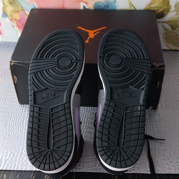 AIR JORDAN 1 MID SE GS  'HOUNDSTOOTH' SIZE 7Y. - Picture 7 of 11